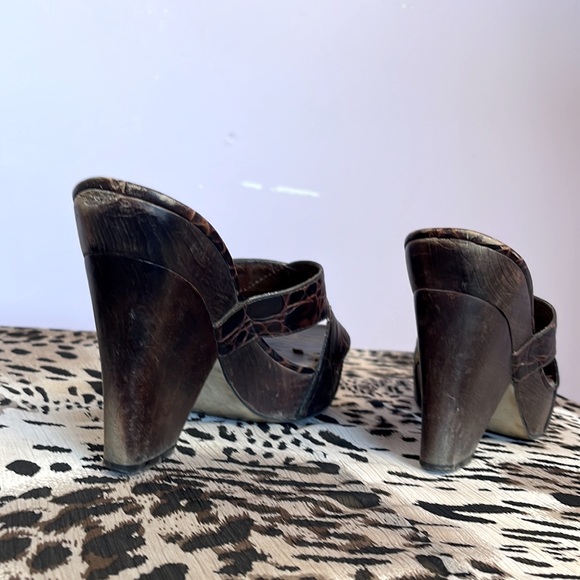 NINE WEST  |  LEATHER SANDAL WITH WOOD PLATFORM AND HEEL - Picture 2 of 4